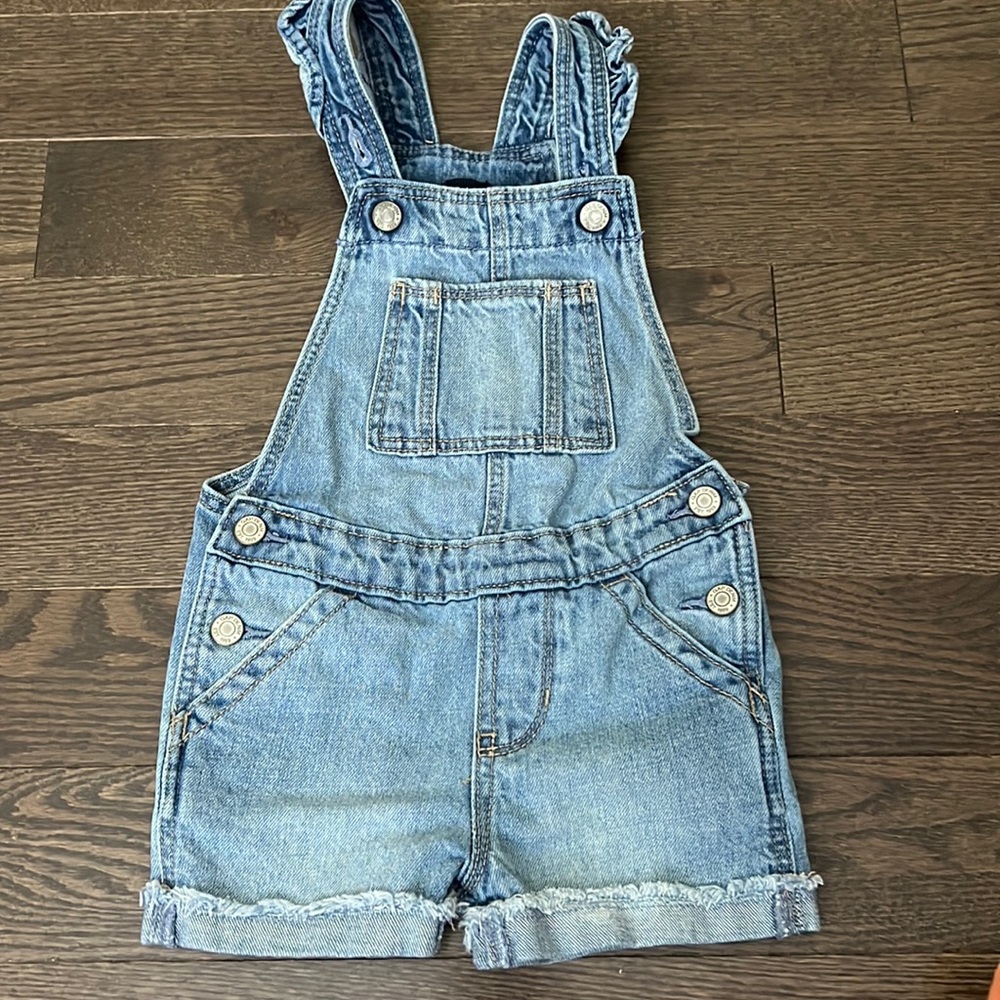 Gap shorts suspenders